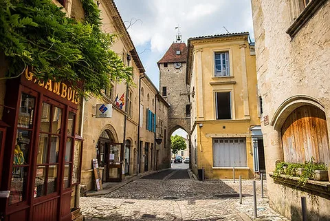 Rue pavée et porte médiévale de la cité fortifiée de Saint-Macaire, près de Bordeaux, idéale pour une escapade en train à moins d'1h.