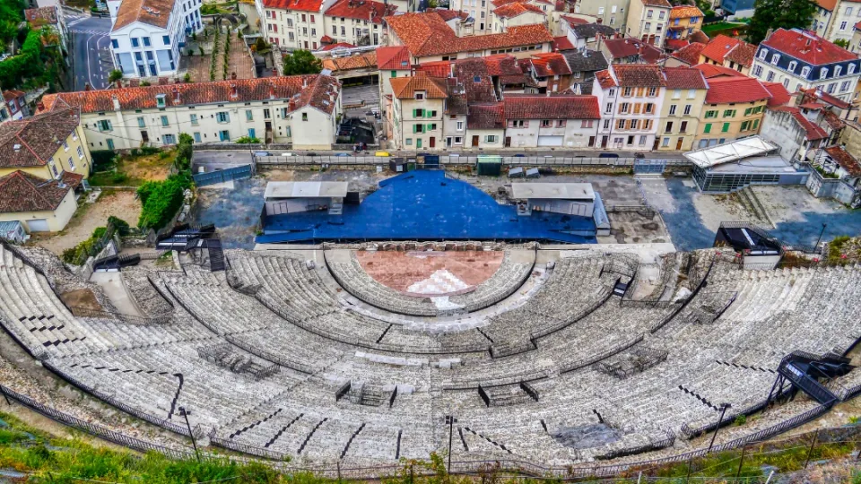 Théâtre antique de Vienne vu du belvédère de Pipet, gradins romains et toits de la ville en arrière-plan, accessible en train depuis Lyon en moins d'une heure.