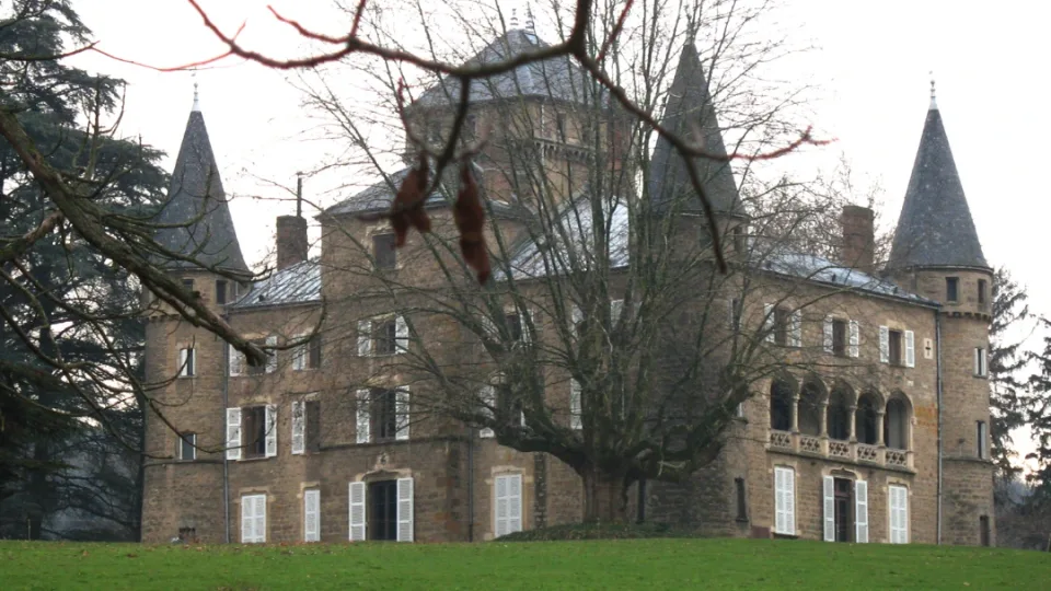 Façade du château de la Combe à Saint-Germain-au-Mont-d'Or, parc arboré au premier plan, accessible en 12 min de train depuis Lyon pour une escapade nature.