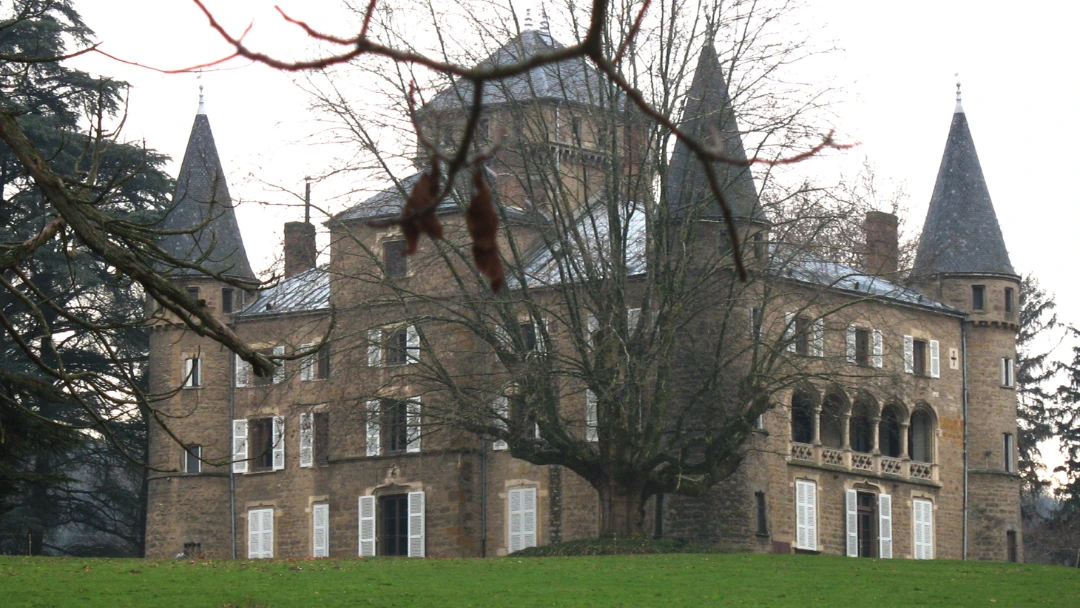 Façade du château de la Combe à Saint-Germain-au-Mont-d'Or, parc arboré au premier plan, accessible en 12 min de train depuis Lyon pour une escapade nature.